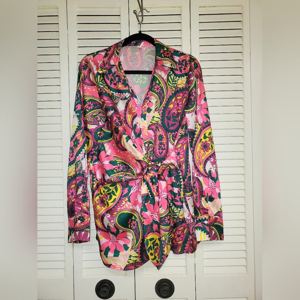 Vibrant Paisley Front Tie Blouse Size Large Runs Small Fits Like A Medium